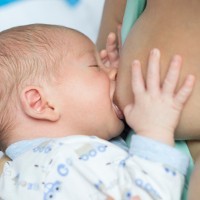 Queensland café stands up for breastfeeding mother, as diners flock to Facebook page to bolster 5-star rating