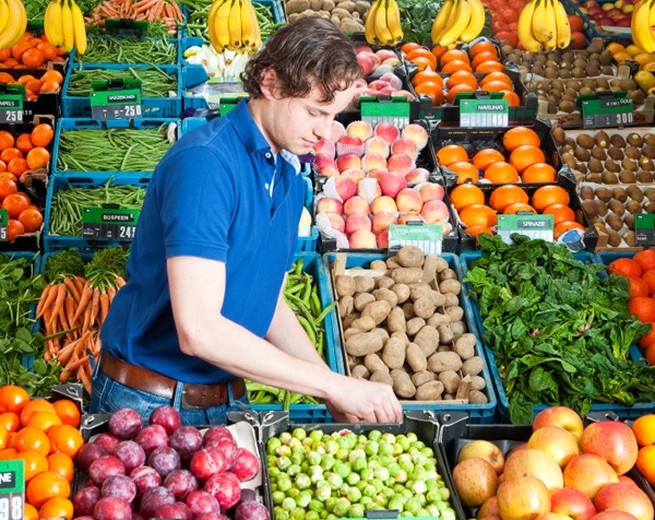 Independent fruit and vegie retailer brings farmers into store to push local produce and combat big boys