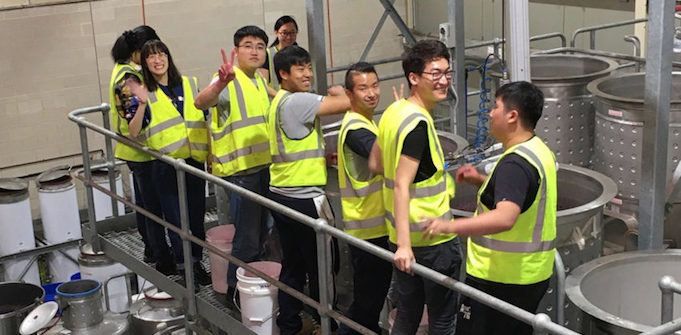 Chinese thirst for Aussie winemaking fuels university partnership in Adelaide