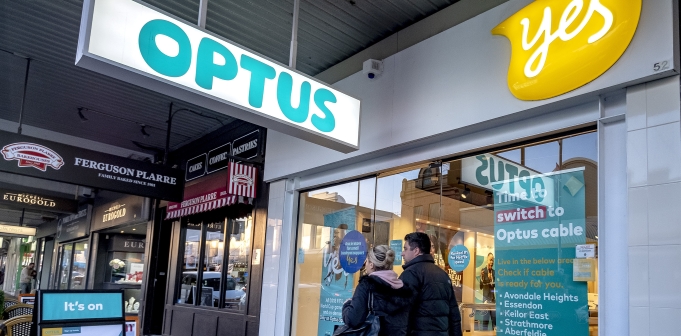 Optus business customers urged to keep their receipts as outage continues